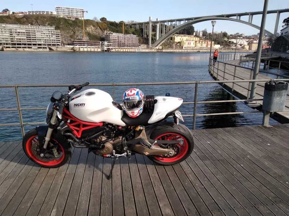 Ducati Monster 821 com Termigioni
