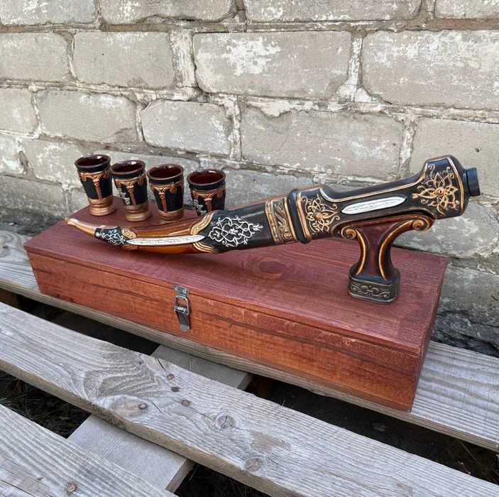 Подарунковий набір Шабля з чарками у дерев’яній скрині для чоловіків