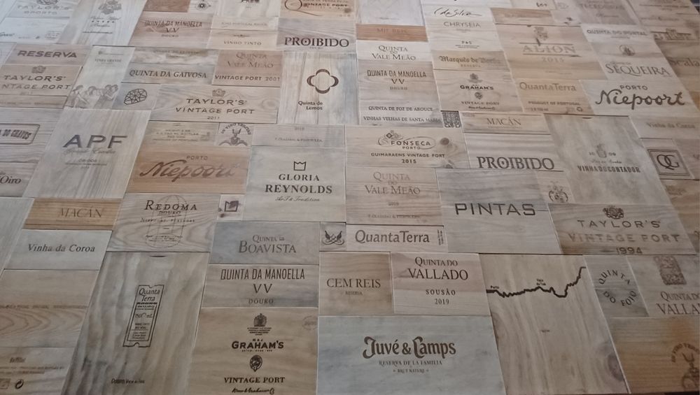 Painel/mural de madeira com caixas vinho
