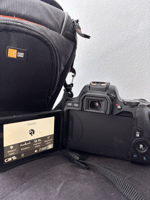 Фотоапарат Canon EOS 250D + обʼєктив Kit 18-55mm