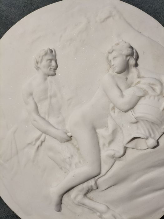 Escultura erótica em alto relevo