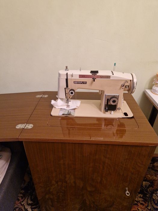 Maszyna do szycia Łucznik z szafką