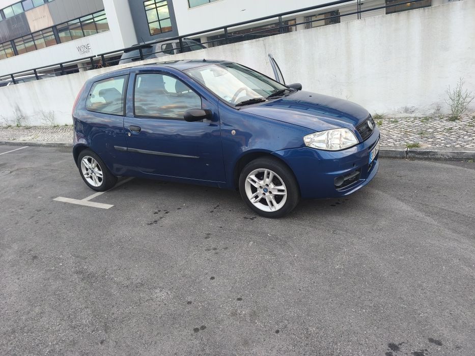 Fiat Punto 80
Motor a gasolina 1.2L 100cv
Modelo: 2004
Vidros e espelhos elétricos
Correia de distribuição, embraiagem, óleo e filtros foram trocados.
