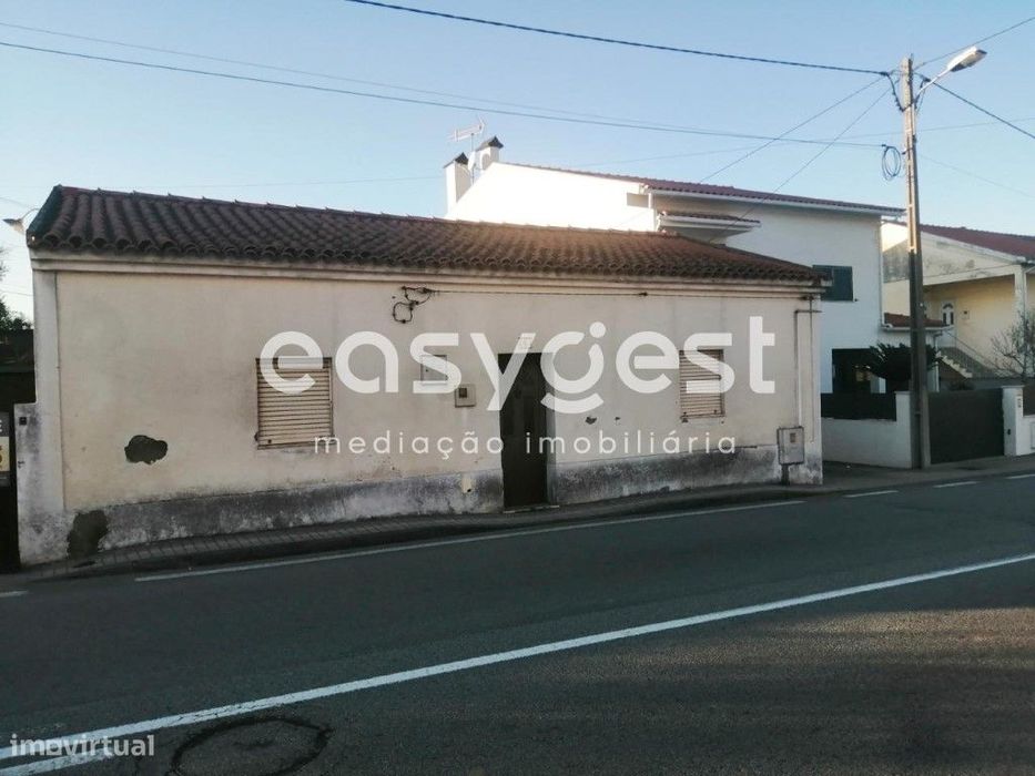 Moradia para reconstrução, com terreno, junto ao Retail p. de Taveiro