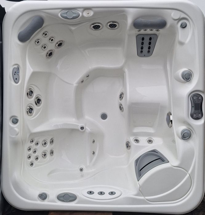 Jacuzzi całoroczne HotSpring Envoy