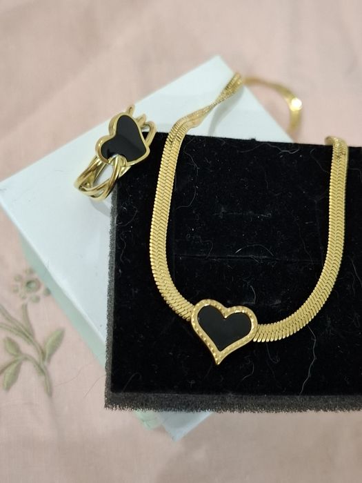 Conjunto de colar e anel coração dourado e preto em Aço Novos
Anel ajustável