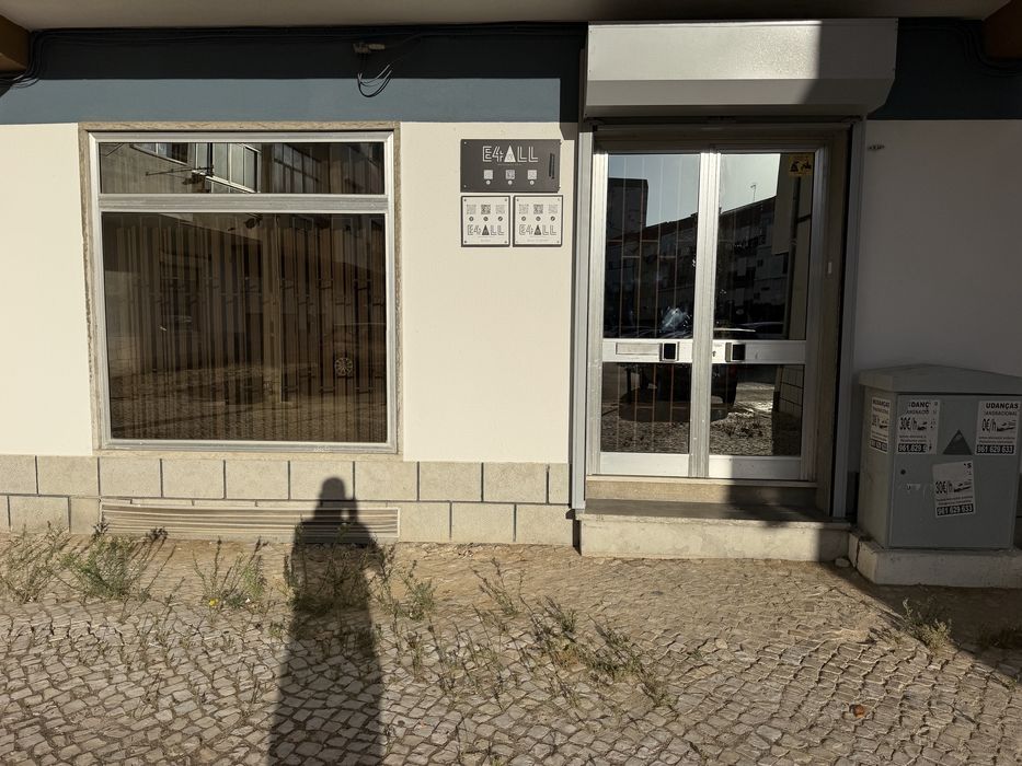 Gabinete Profissional com Vitrine em Corroios | 400 €/mês — Tudo Incluído
