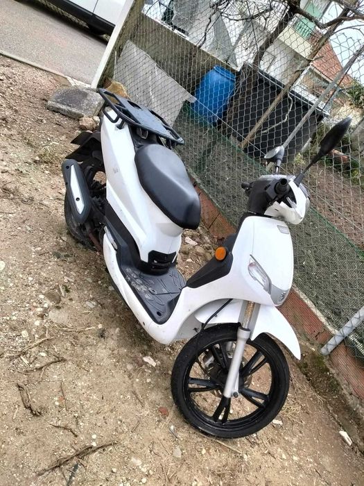 Vendo scooter Peugeot Tweet 50cc, ano 2017, a gasolina.
