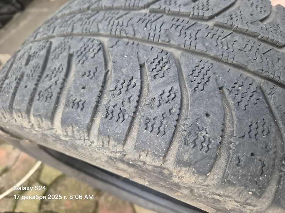 Продам два колеса зимних под шипы.