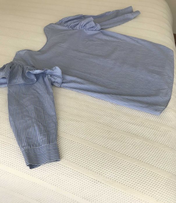 Blusa Zara, riscas, com folhos ombros e decote em V nas costas