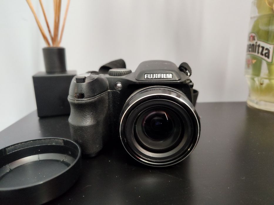 Aparat Fujifilm FinePix S2000HD duży zoom