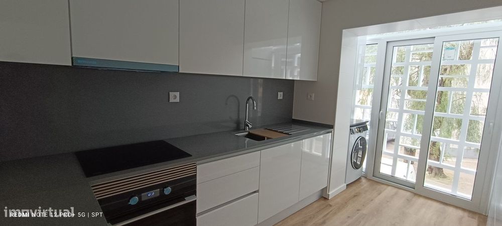T2 com varanda e cozinha separada em Alverca — Alverca Do Ribatejo E Sobralinho, Lisboa