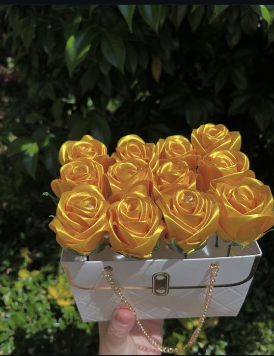 Arranjo de rosas douradas