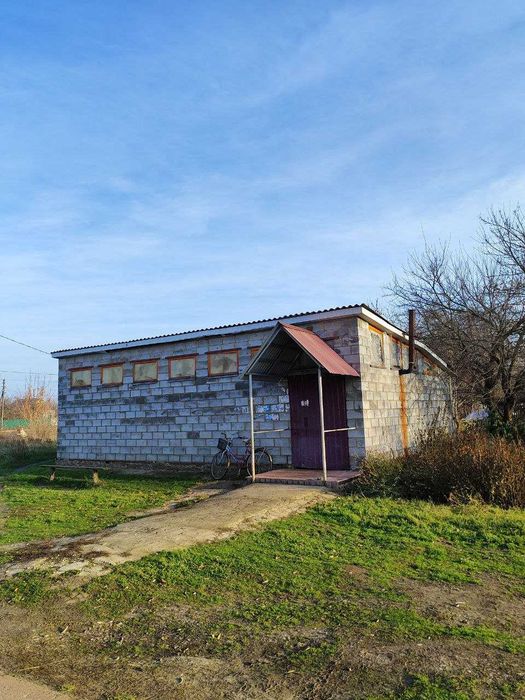 Продаж магазинів та земельної ділянки