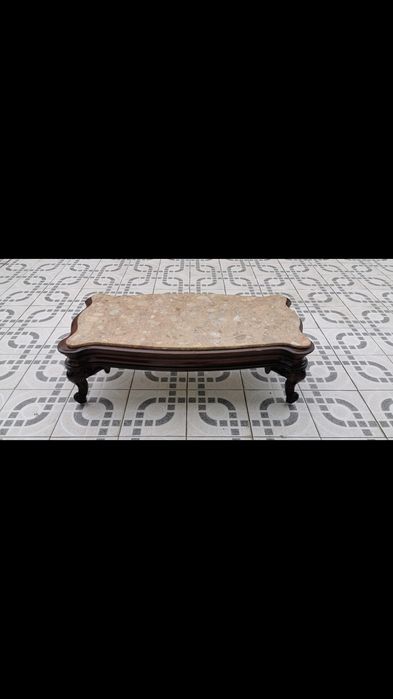 Mesa de centro com tampo em pedra
