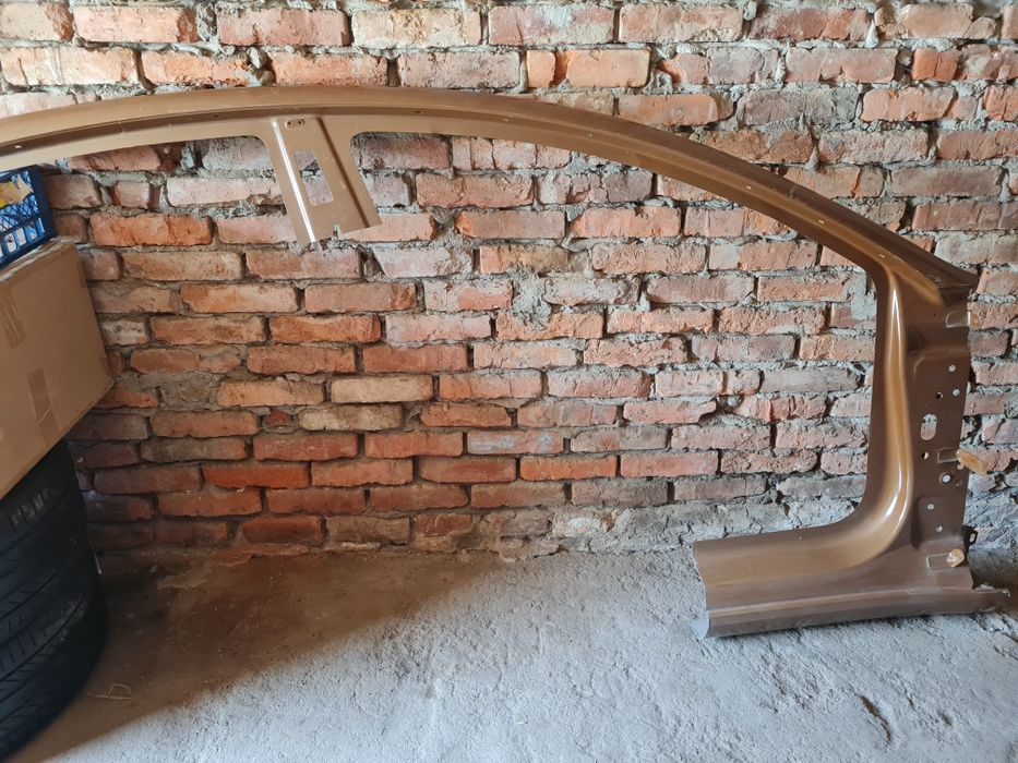 Стійка-верх правий Tesla Model 3