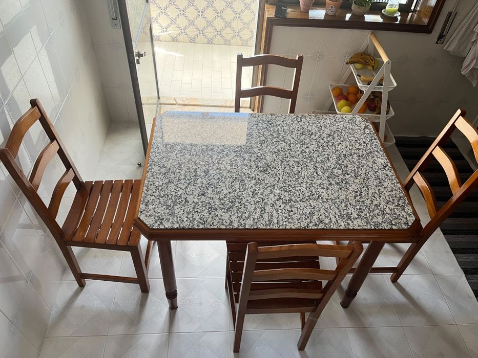 Vendo cadeiras e mesa cozinha