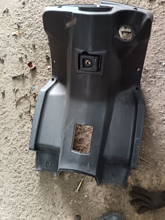 Kokpit,plastik od kolan peugeot speedfight 3, 4