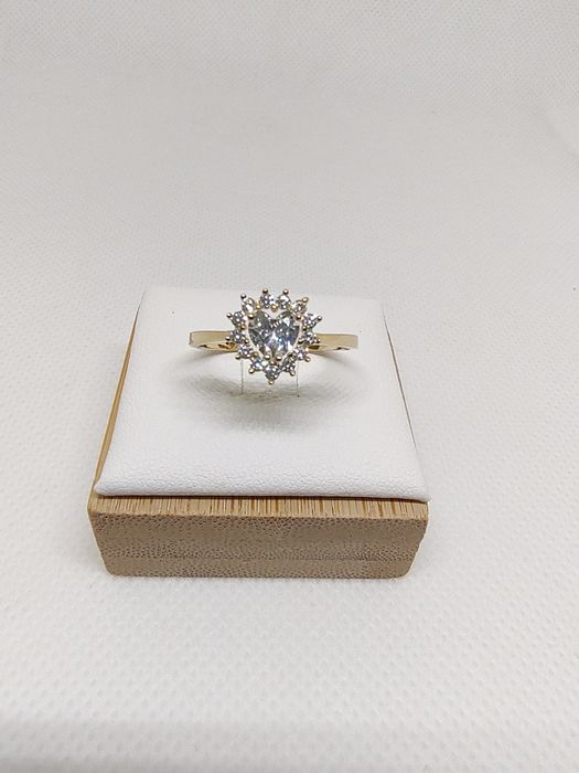 Złoty pierścionek z sercem z cyrkonii ozdobionym cyrkoniami PR 585