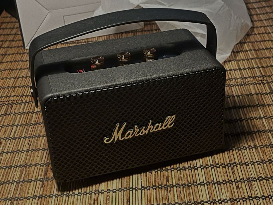 Nowy, fajny czarny głośnik bluetooth Marshall