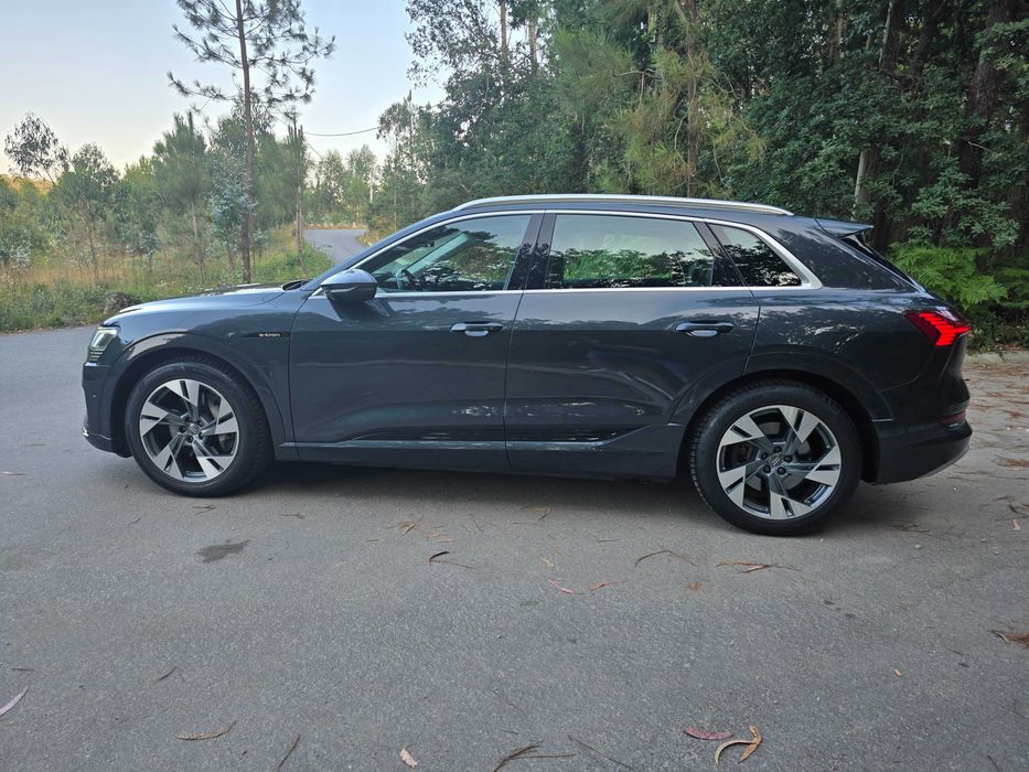 Audi e-tron 50 Quattro | 331 cv | 123.000km | Cinza Manhattan Metálico | Dezembro 2020