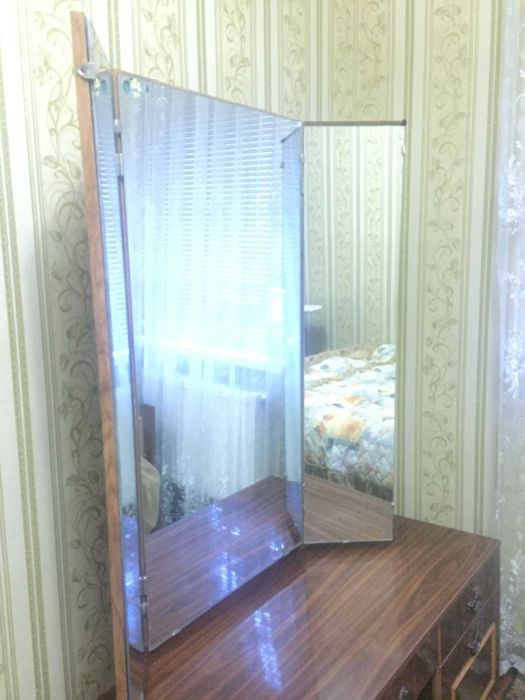 Продам трюмо с гарнитура