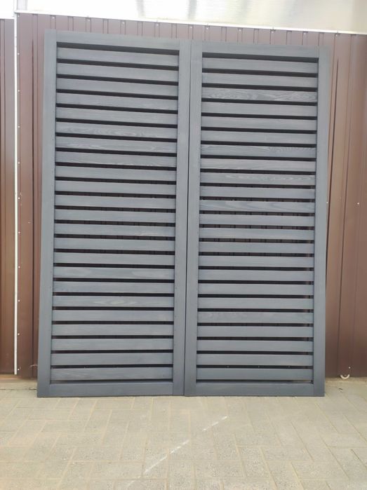 Balkon marzeń: pergole, donice, solidne zabudowy drewniane.