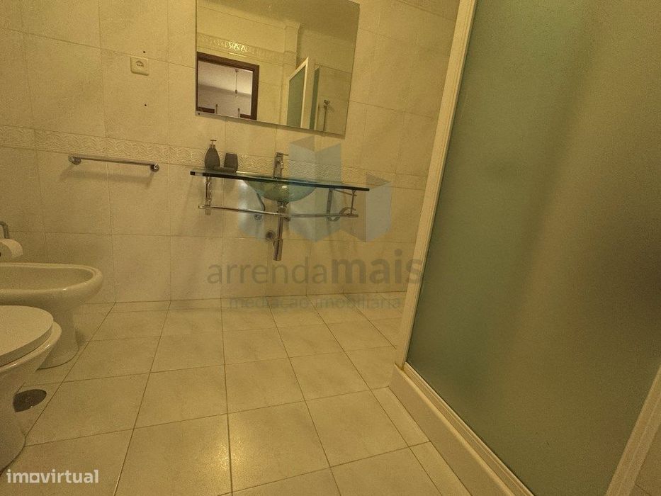 Arrenda-se excelente T3 em ultimo piso com terraço de 120m2 em Celas