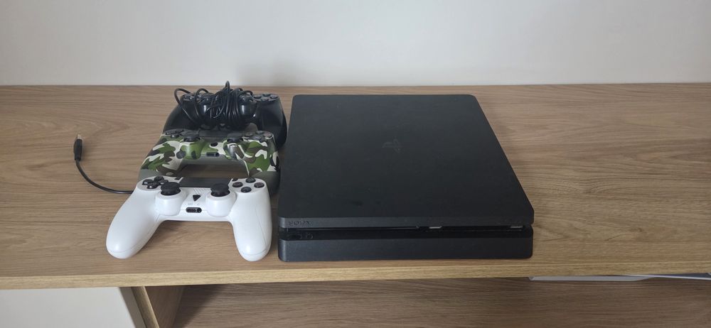 Konsola Playstation 4 Slim + 3 Pady