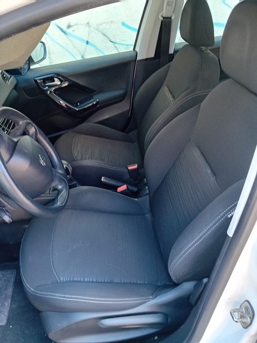 Peugeot 208 1.0 12/2012