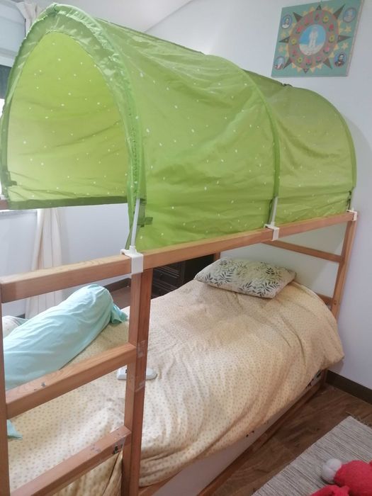 Cama de criança com cobertura