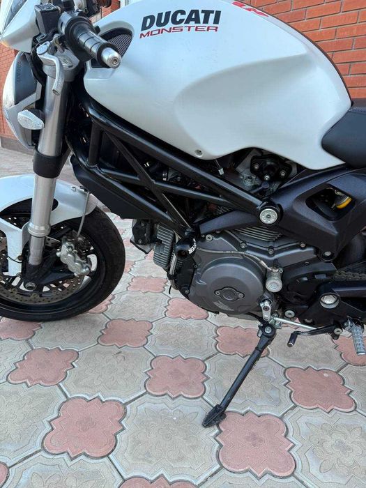 Ducati Monster 2011