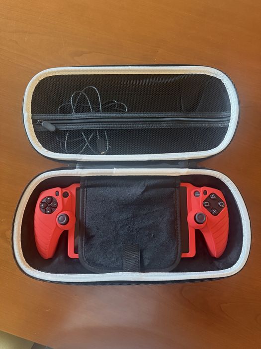 PlayStation Portal Remote Player (Preto) + Bolsa de Transporte Rígida + Caixa + Proteção em silicone em vermelho