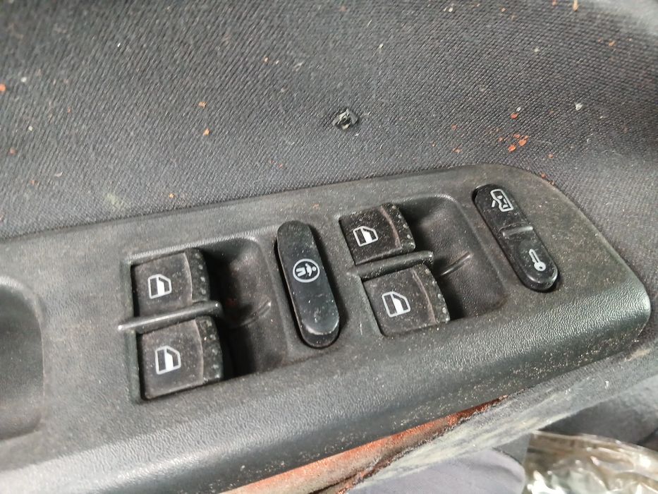 Comando / botão / interruptor vidros frente esquerdo SKODA Octavia I B