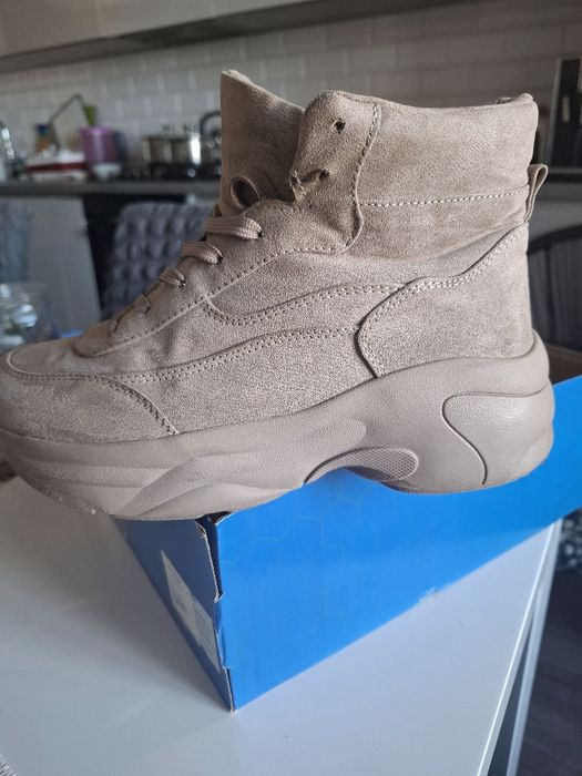 Продам утепленные кросовки 36 р . pull and bear