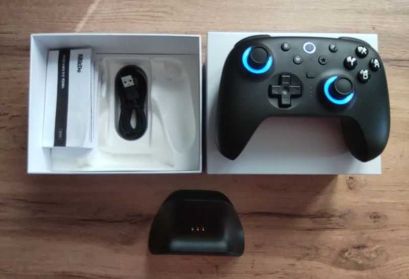 8BitDo Ultimate 2 BT + 2.4G – idealny stan + nowe, dedykowane etui 8BitDo, komplet