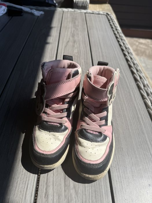 Чобітки 350 грн розмір 30, кросівки 250 грн розмір 30