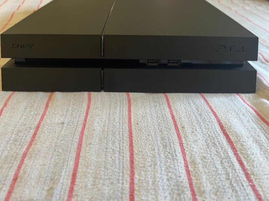 PlayStation 4 com comando e jogos