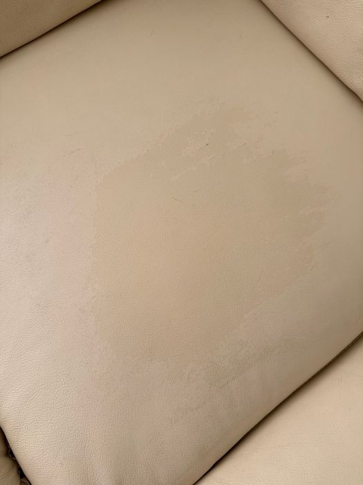 Sofá em pele com algumas marcas de uso