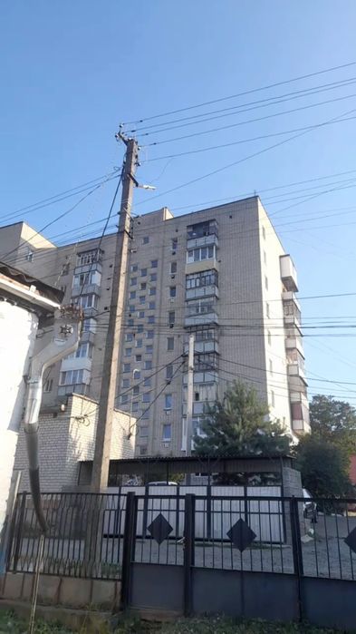 Продам 3 кімнатну квартиру в центрі.