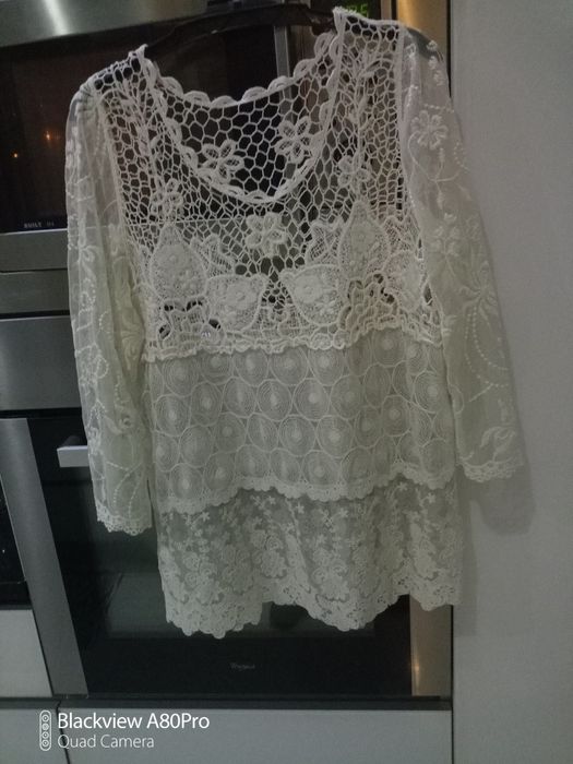 Túnica rendada em bege da marca zara