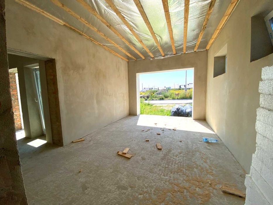 Будинок в престижному районі з гаражем Бармаки