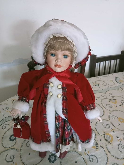 Boneca Antiga Nova com sport em metal