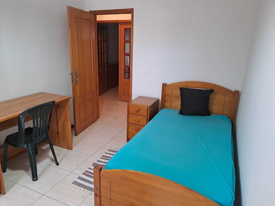 Quarto individual mobilado - em T4 Mirandela