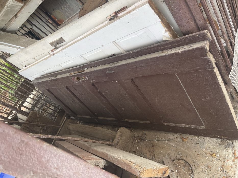 Двері глухі і одні двійні на застройку