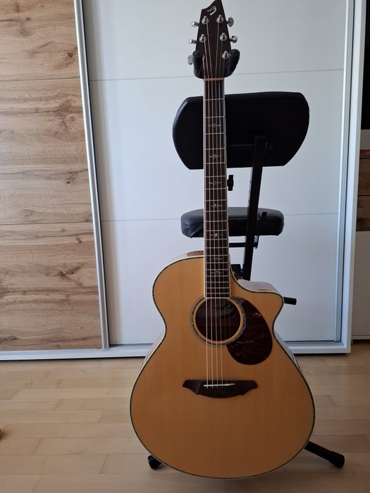 Krzesło dla gitarzysty, stołek dla muzyka.