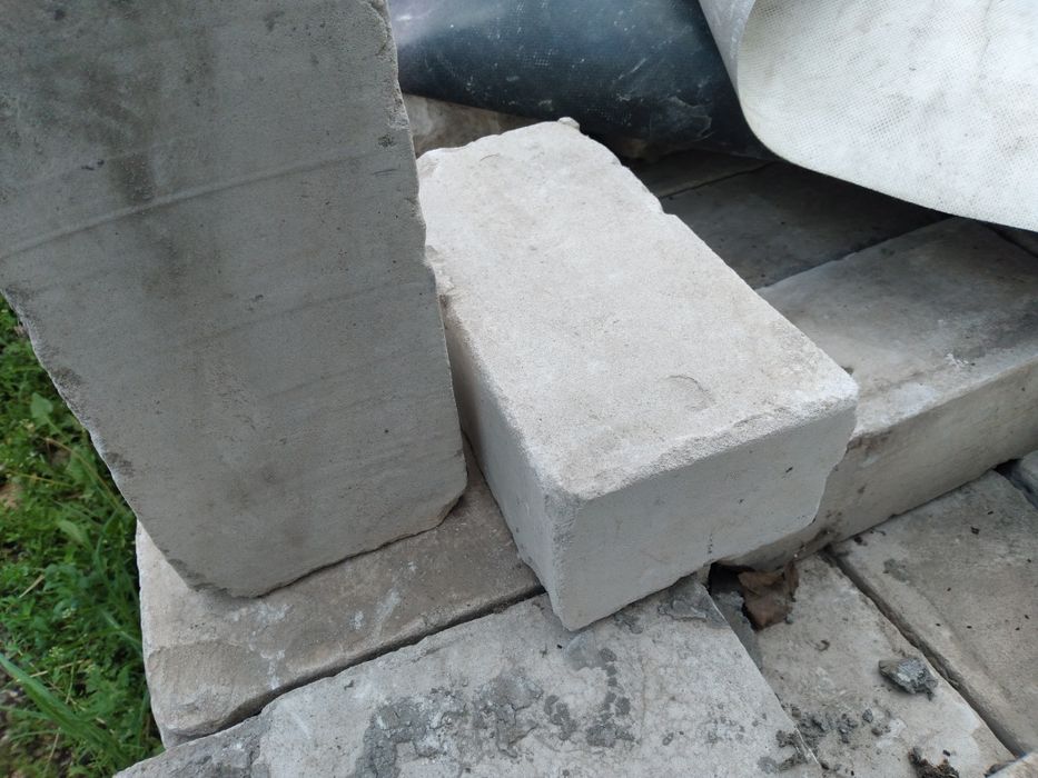 Білий силікатний кирпич .