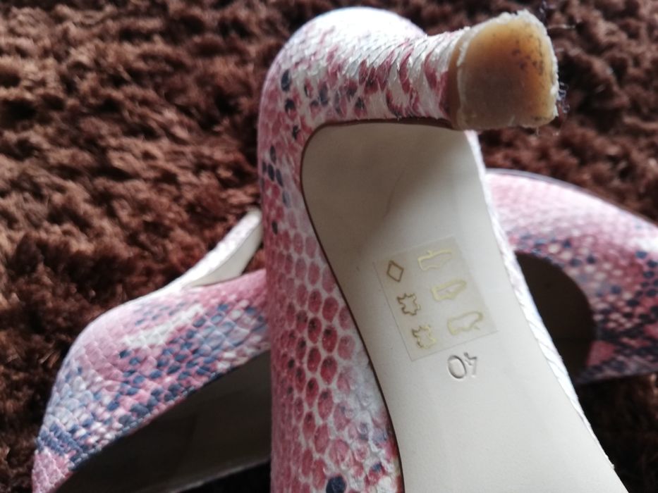 Stilettos Eureka em pele N40