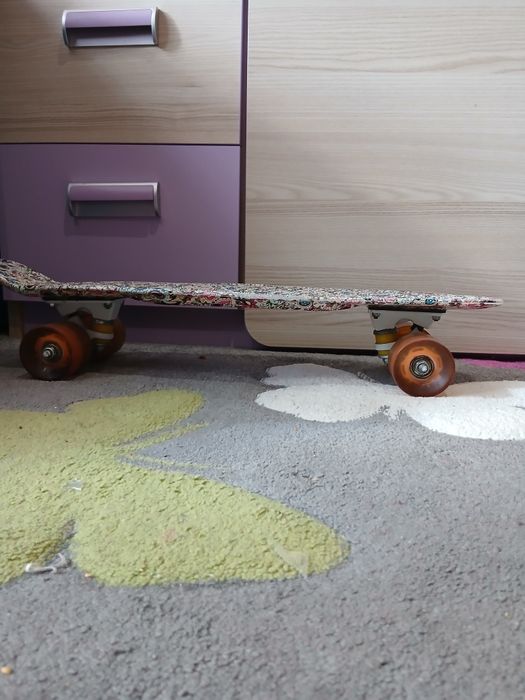 Deskorolka w czaszki dla nastolatki