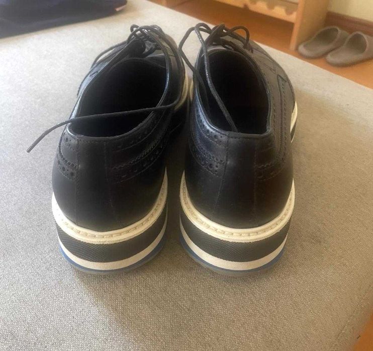 Sapatos masculinos Prada com cadarços